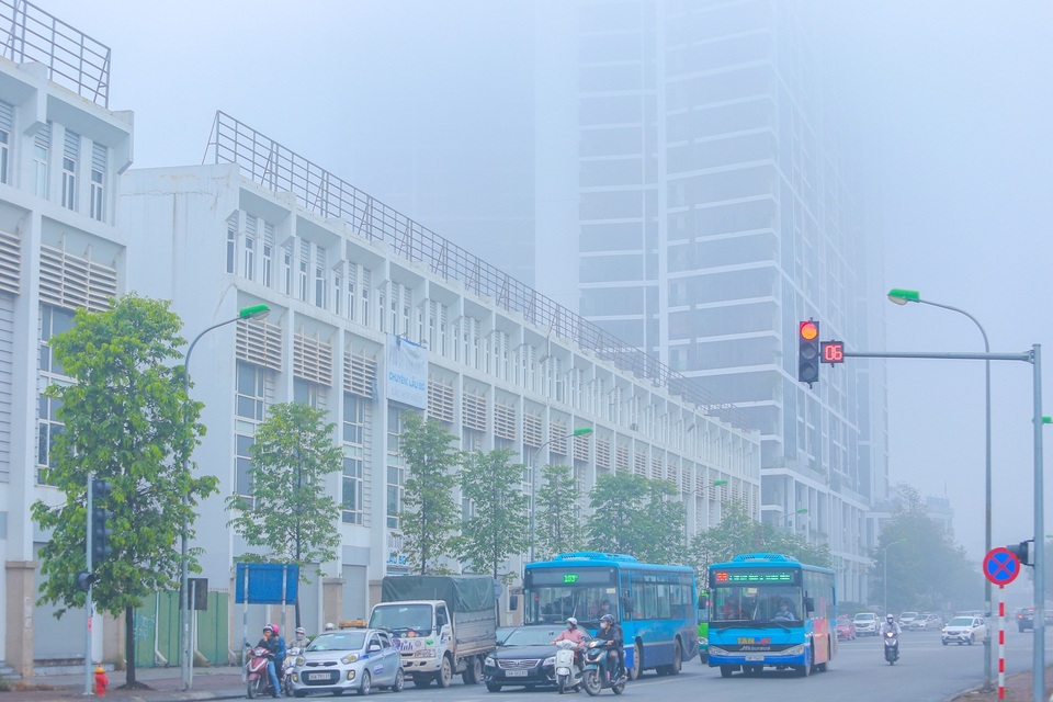 Hà Nội: Sương mù bao phủ dày đặc, các tòa nhà cao tầng bất ngờ biến mất - 1 Hà Nội: Sương mù bao phủ dày đặc, các tòa nhà cao tầng bất ngờ biến mất - 1