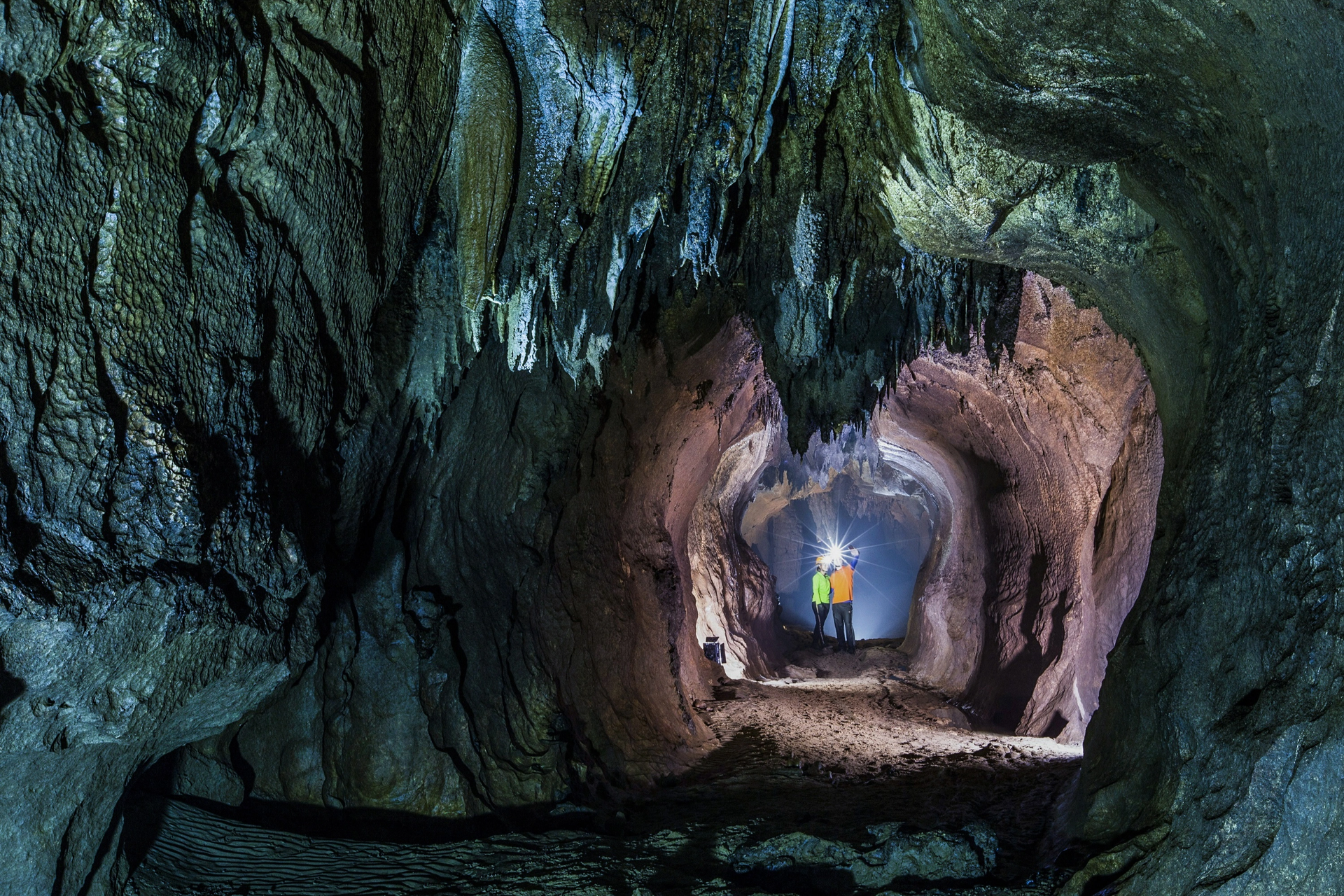 Journey to explore Cha Loi cave, adventurous waterfall rafting in western Truong Son - 5