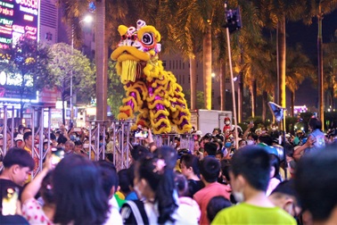 Đường phố Đà Nẵng tắc cứng vì hàng vạn người đội mưa đi xem múa lân