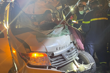 Cảnh sát cắt cabin ô tô cứu tài xế mắc kẹt