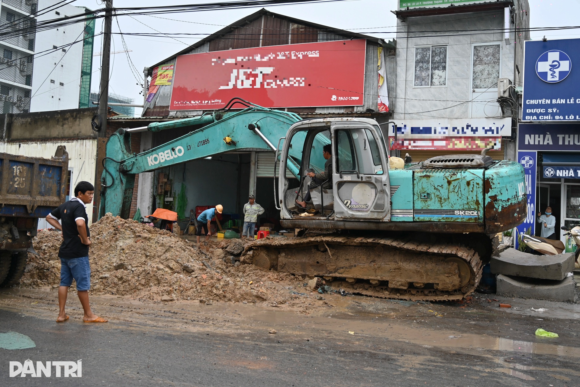 Người dân chật vật qua ma trận ổ voi, ổ gà ở TPHCM - 9 Người dân chật vật qua ma trận ổ voi, ổ gà ở TPHCM - 9