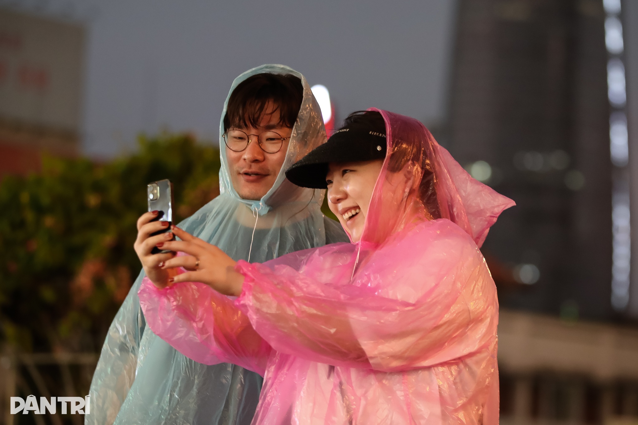 אנשים ותיירים צועדים במים לאחר גשם כבד בהו צ'י מין סיטי - 8 Người dân, du khách bì bõm lội nước sau cơn mưa lớn ở TPHCM - 8