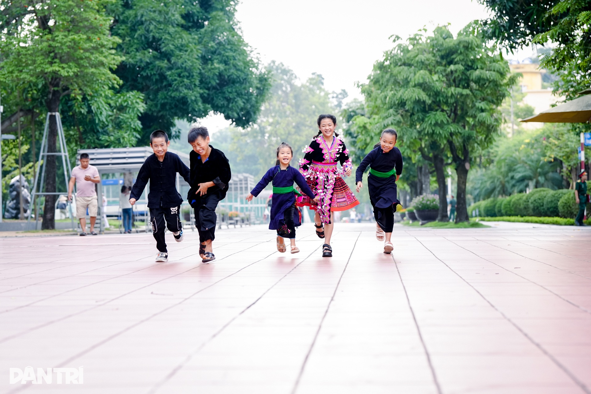 Báo Dân trí trao học bổng tới 10 trẻ em mồ côi ở Lào Cai - 5 Báo Dân trí trao học bổng tới 10 trẻ em mồ côi ở Lào Cai - 5
