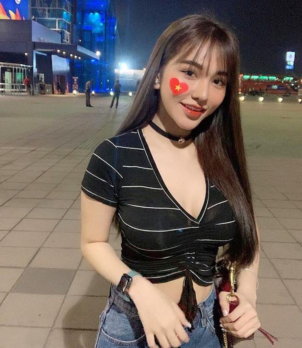 Bạn gái xinh đẹp Hoàng Đức gây sốt với góc nghiêng đẹp thần sầu trên báo Trung Quốc - 3 Bạn gái xinh đẹp Hoàng Đức gây sốt với góc nghiêng đẹp thần sầu trên báo Trung Quốc - 3