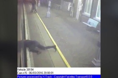 Thót tim cảnh giải cứu hành khách mắc kẹt dưới đường tàu