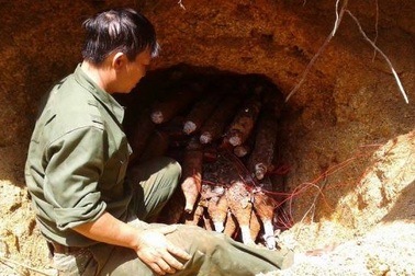 Nín thở xem công binh kích nổ 2 hầm đạn pháo nguy hiểm