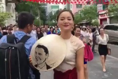 Diễn viên Lan Phương cùng món quà đặc biệt dành tặng Tổng thống Obama.