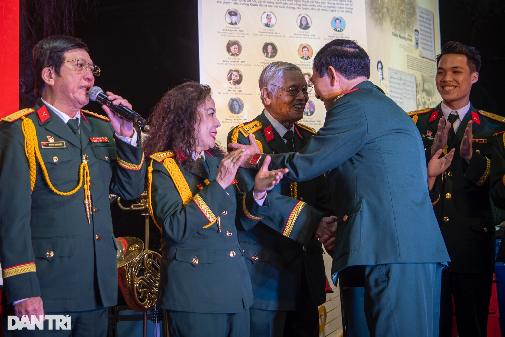 View - Đại tướng Phan Văn Giang gặp gỡ, bắt tay người dân trên phố đi bộ hồ Gươm | Báo Dân trí