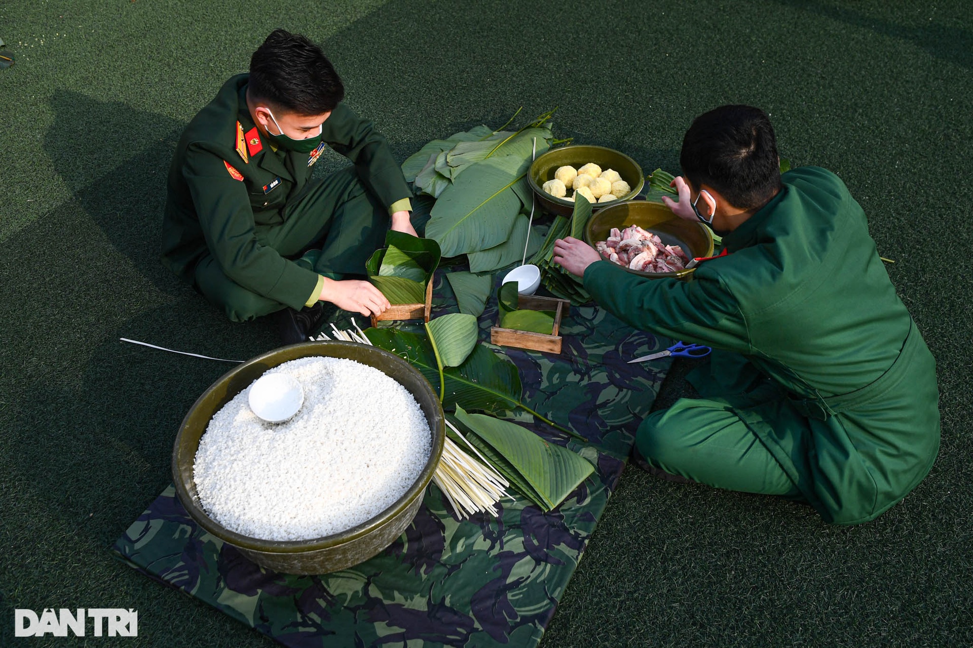 Các chiến sĩ Lữ đoàn Cận vệ trổ tài gói bánh chưng đón Tết - 3 Các chiến sĩ Lữ đoàn Cận vệ trổ tài gói bánh chưng đón Tết - 3