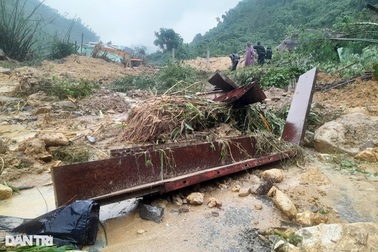 Vụ sạt lở núi: Đoàn xe cơ giới tiến sát khu vực nhà máy bị vùi lấp