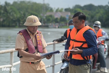 CSGT tăng cường đảm bảo an toàn đường thủy trong mùa mưa bão ở TPHCM