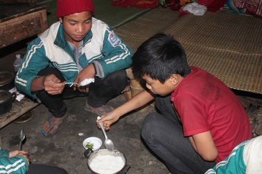 Những bữa cơm cay xè vị ớt và gừng của học trò vùng cao