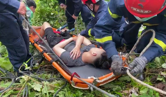 Vượt đèo Hải Vân, thanh niên đi xe máy rơi xuống vực sâu
- Ảnh 2. Vượt đèo Hải Vân, thanh niên đi xe máy rơi xuống vực sâu
- Ảnh 2.
