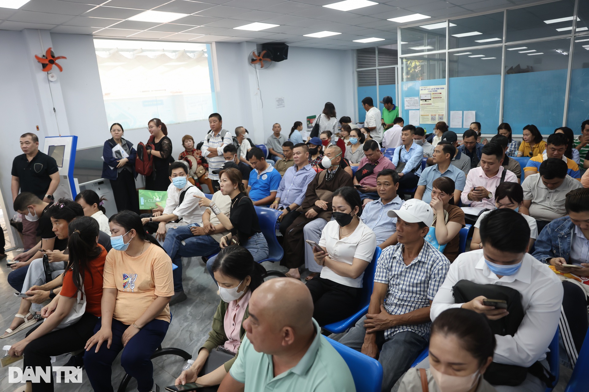 Người dân TPHCM đi đổi giấy phép lái xe từ lúc rạng sáng - 1 Người dân TPHCM đi đổi giấy phép lái xe từ lúc rạng sáng - 1