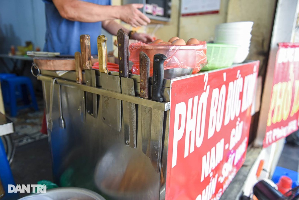 Quán phở có ông chủ lạ đời, gần 30 năm không cho vợ động vào dao thái thịt - 6 Quán phở có ông chủ lạ đời, gần 30 năm không cho vợ động vào dao thái thịt - 6