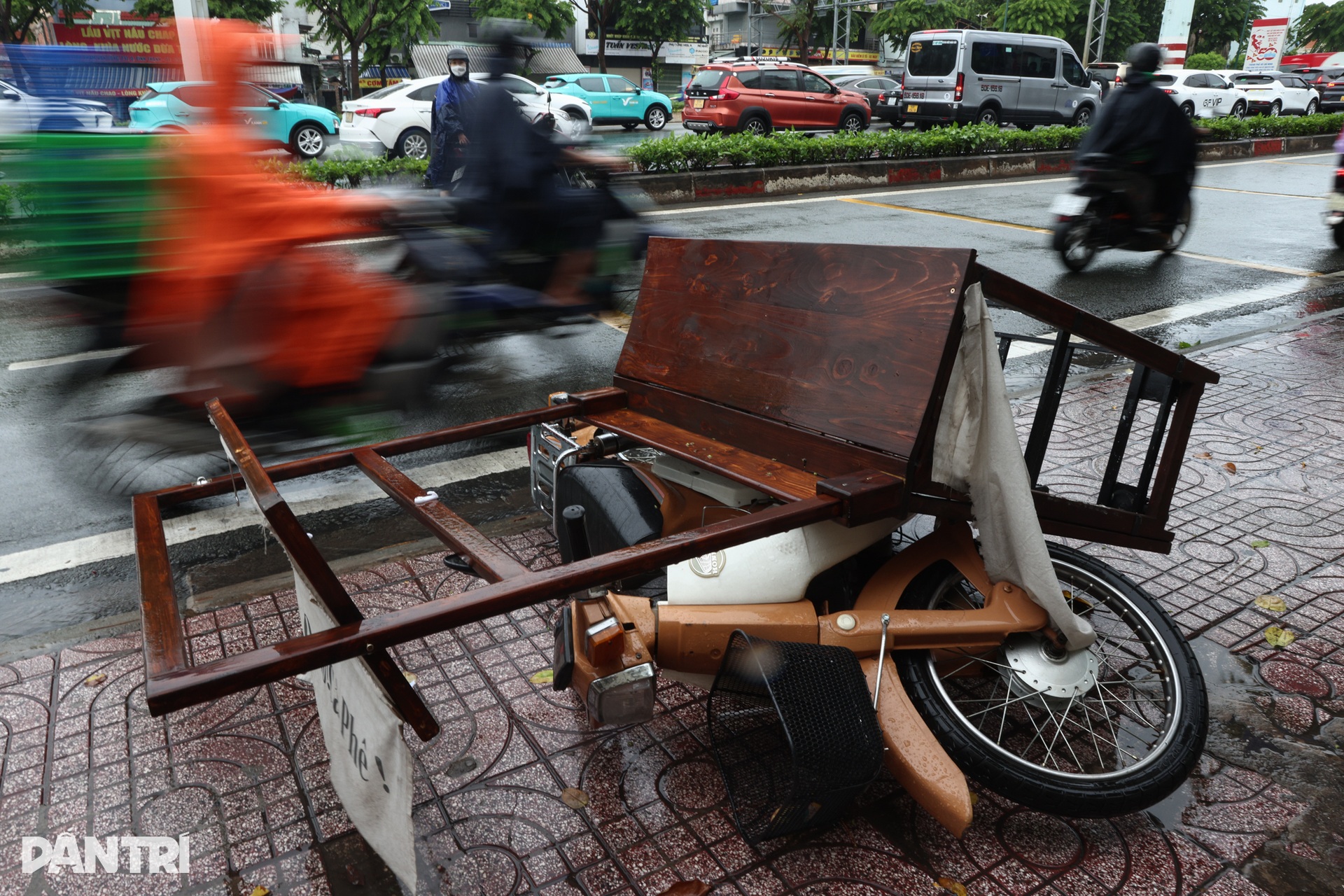 Cây xanh, biển hiệu ngã đổ khắp nơi sau mưa lớn ở TPHCM - 7 Cây xanh, biển hiệu ngã đổ khắp nơi sau mưa lớn ở TPHCM - 7