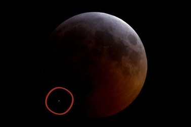 Xôn xao ánh sáng trắng lóe lên trong kỳ "siêu trăng sói máu"