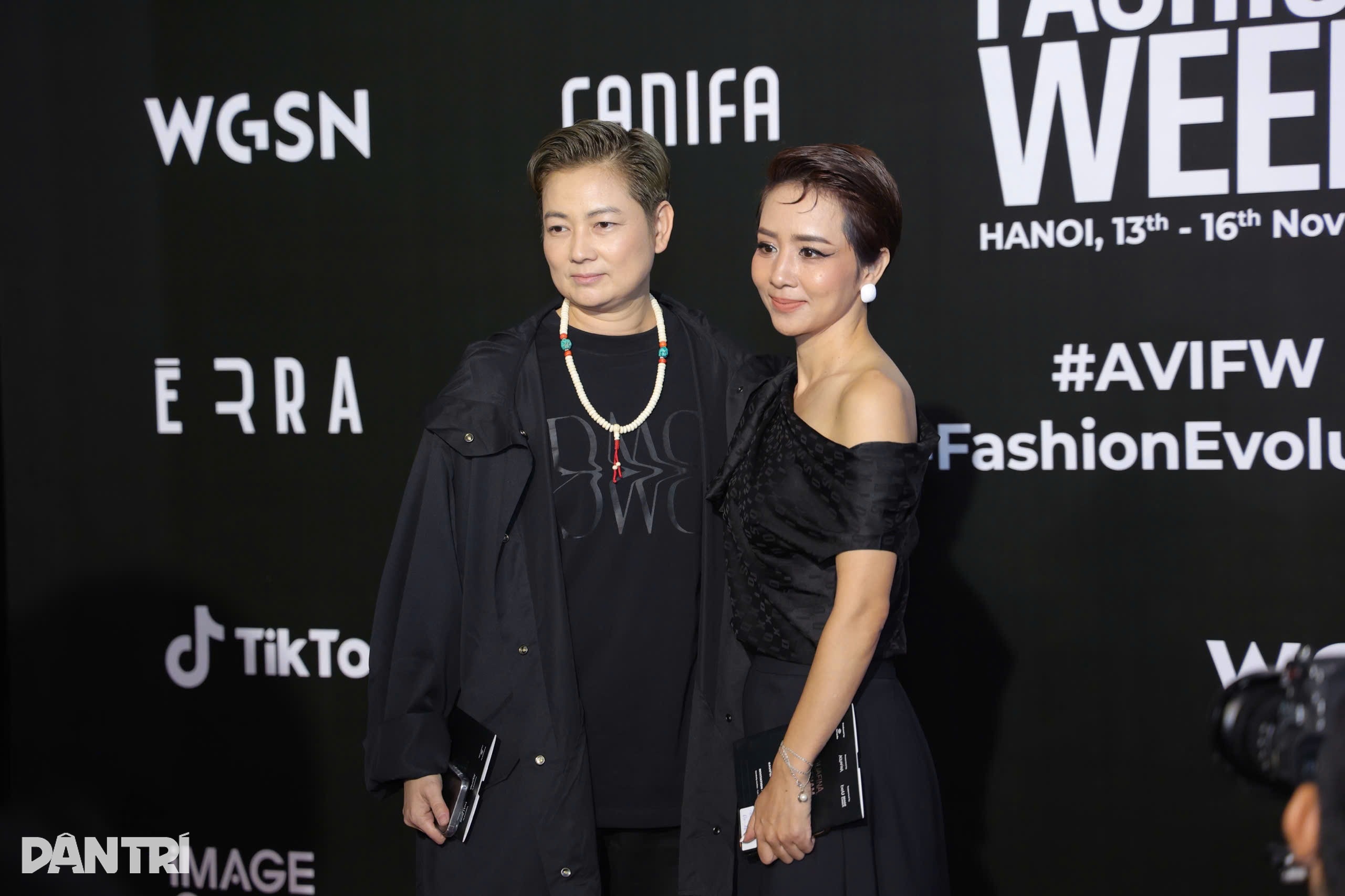 Міс Нгок Хан цілує Тхань Хуонга, Ту Лонг близький до Сюан Хіня на червоній доріжці - 11 Hoa hậu Ngọc Hân hôn Thanh Hương, Tự Long thân thiết Xuân Hinh trên thảm đỏ - 11