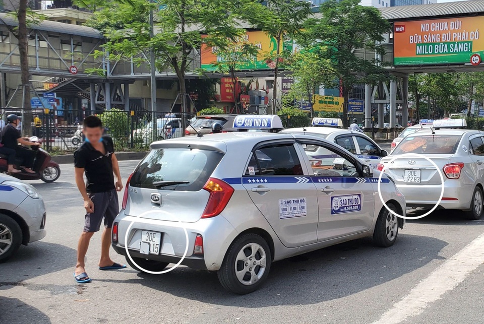 Hà Nội xử lý hàng loạt taxi che biển số, làm khó “mắt thần” trên phố - 5 Hà Nội xử lý hàng loạt taxi che biển số, làm khó “mắt thần” trên phố - 5