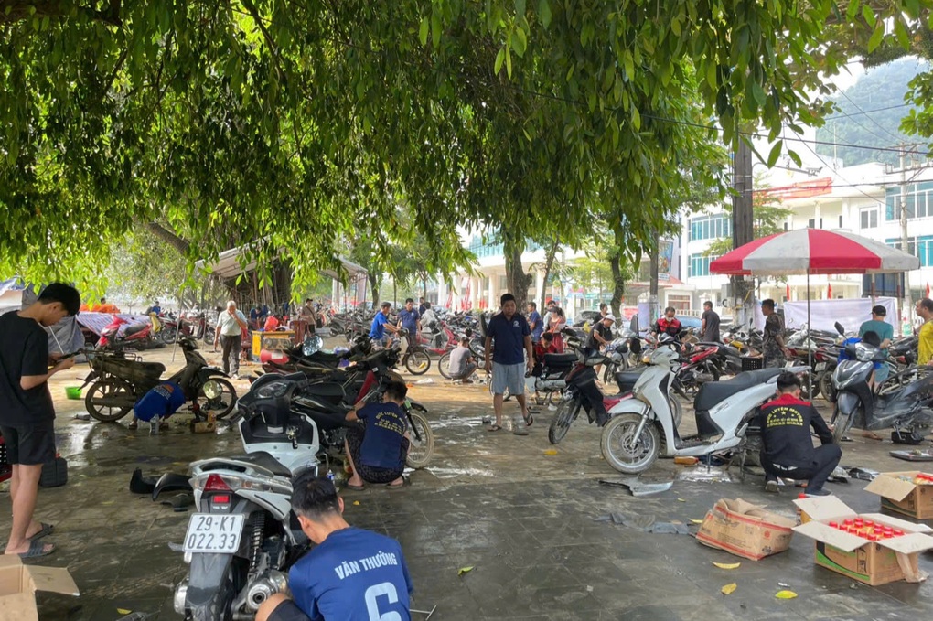 Hàng trăm xe máy hỏng la liệt sau lũ ở Hà Giang, 50 thợ sửa miễn phí - 3 Hàng trăm xe máy hỏng la liệt sau lũ ở Hà Giang, 50 thợ sửa miễn phí - 3