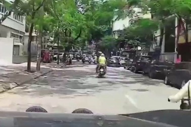 Chị em bịt mặt ra đường - Hãy chú ý an toàn