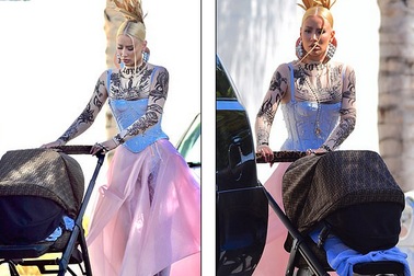 Iggy Azalea mặc siêu sành điệu đưa con ra phố