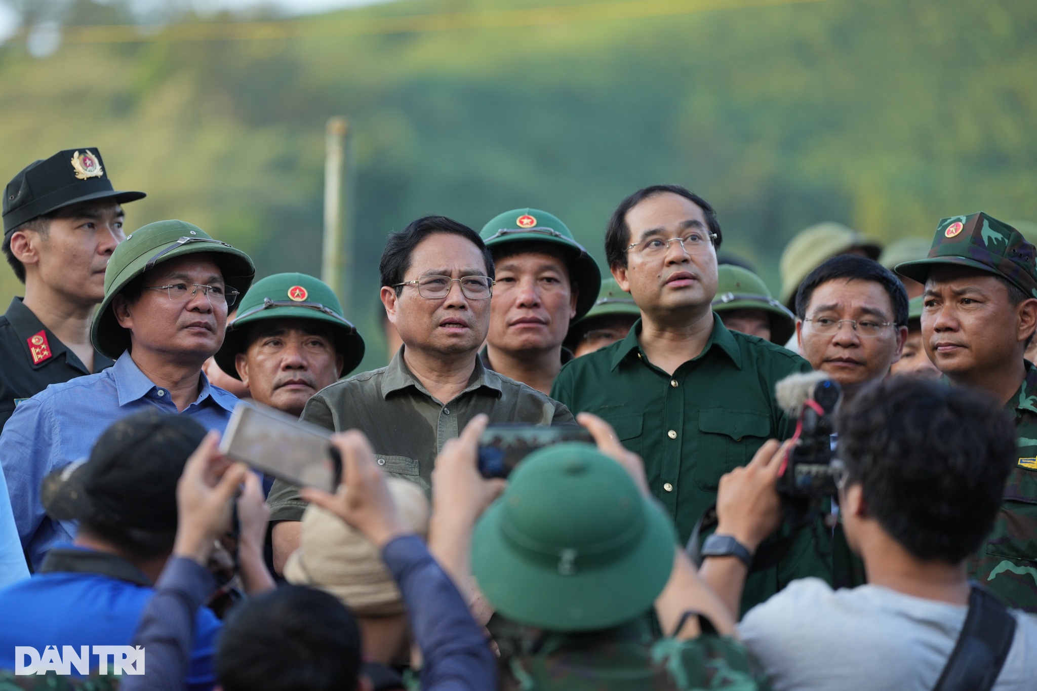 View - Thủ tướng Phạm Minh Chính xúc động khi thấy nước mắt của người dân Làng Nủ | Báo Dân trí