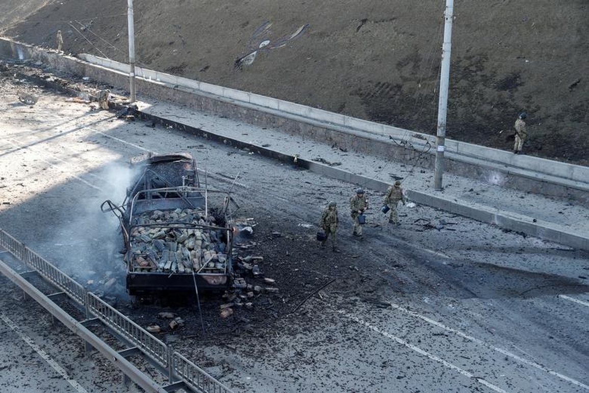 Hàng loạt khí tài Nga bị phá hủy dưới mưa hỏa lực ở Ukraine - 1 Hàng loạt khí tài Nga bị phá hủy dưới mưa hỏa lực ở Ukraine - 1