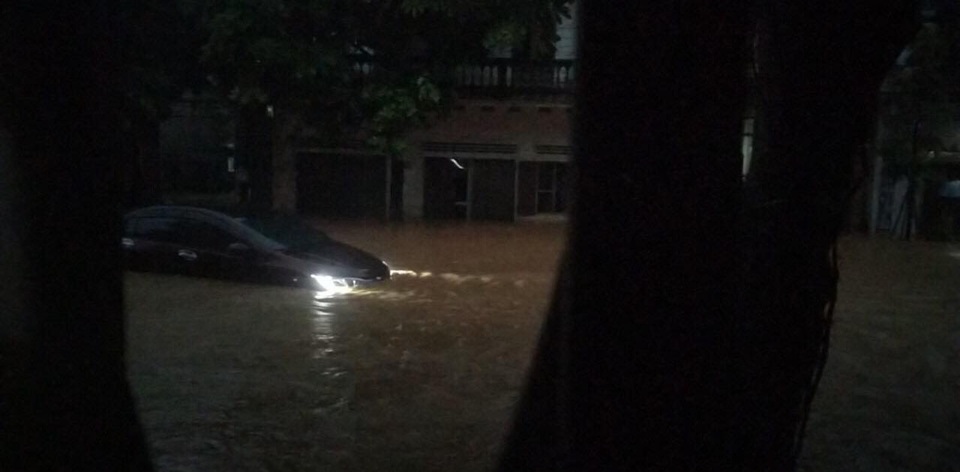 Nước dâng cao ngang thân ô tô sau trận mưa lớn - 4 Nước dâng cao ngang thân ô tô sau trận mưa lớn - 4