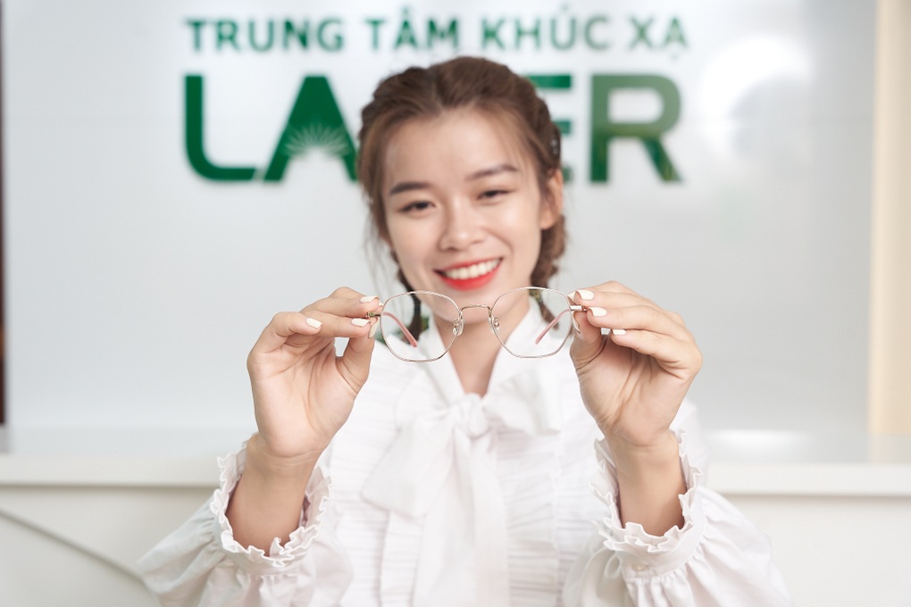 Mắt Sài Gòn Đường Láng trang bị máy phẫu thuật khúc xạ Visumax 800 - 2 Mắt Sài Gòn Đường Láng trang bị máy phẫu thuật khúc xạ Visumax 800 - 2