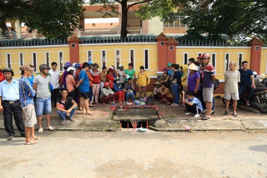 Vụ bé trai bị cuốn xuống cống: Trách nhiệm thuộc về ai?