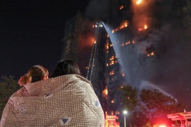 Vụ cháy ở Hong Kong: 83 người chết, nhân chứng tháo chạy trong biển lửa