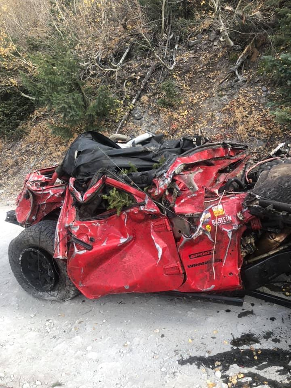 Kinh hoàng khoảnh khắc xe Jeep lăn xuống núi vì hỏng phanh tay - 4 Kinh hoàng khoảnh khắc xe Jeep lăn xuống núi vì hỏng phanh tay - 4