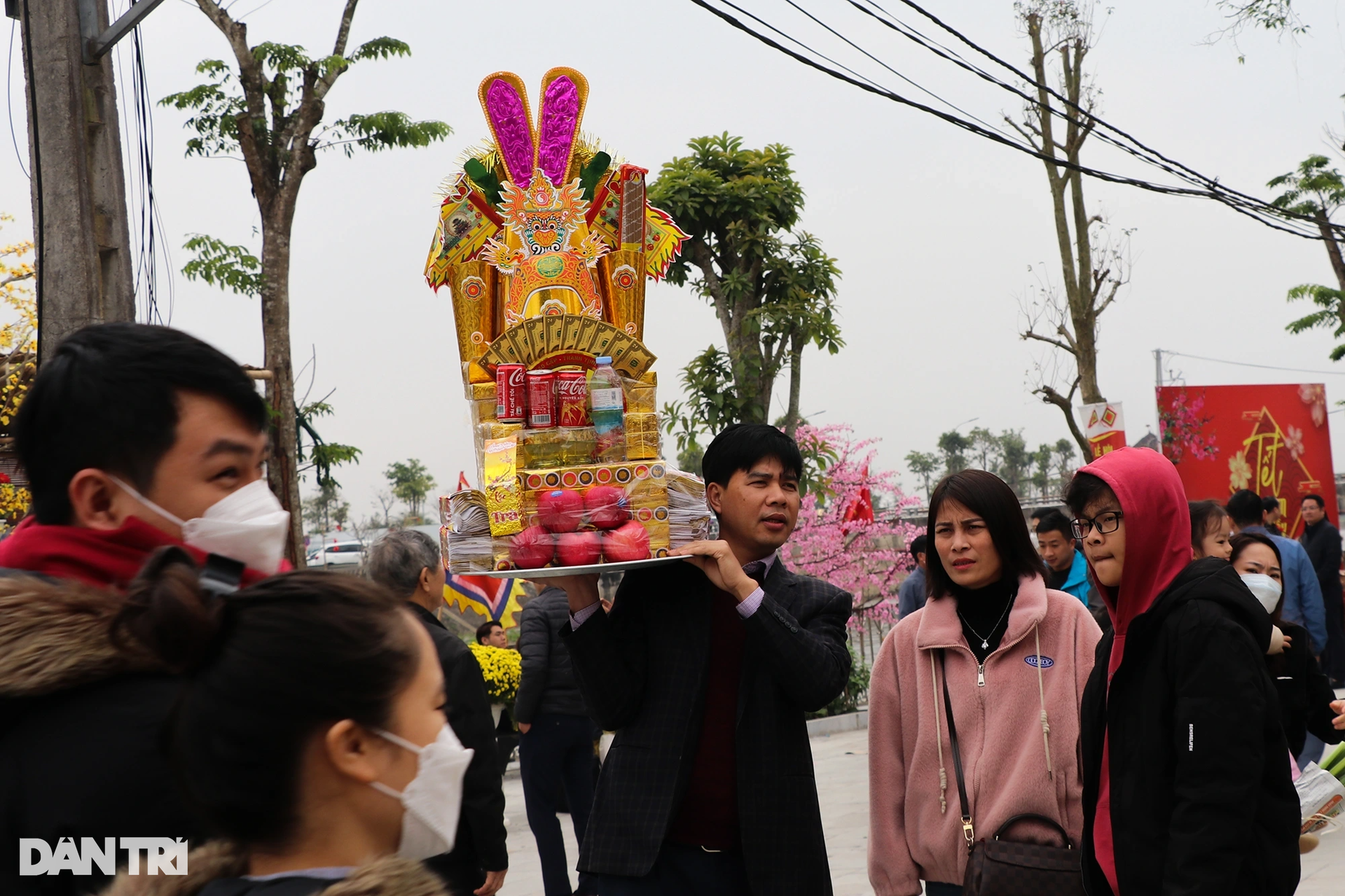 Bi hài cảnh du khách dùng cả xe kéo chở lễ khủng vào đền cầu may - 8 Bi hài cảnh du khách dùng cả xe kéo chở lễ khủng vào đền cầu may - 8