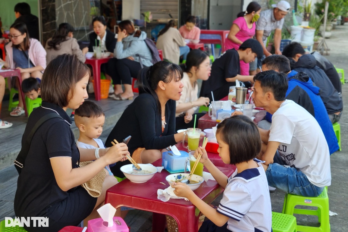 Lạ lùng quán bánh canh ruộng khách tự phục vụ, mỗi chiều bán cả nghìn tô - 1 Lạ lùng quán bánh canh ruộng khách tự phục vụ, mỗi chiều bán cả nghìn tô - 1