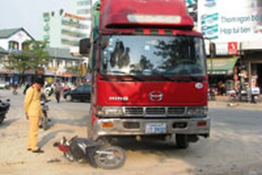 Nghệ An: Xe biển Lào lại gây tai nạn