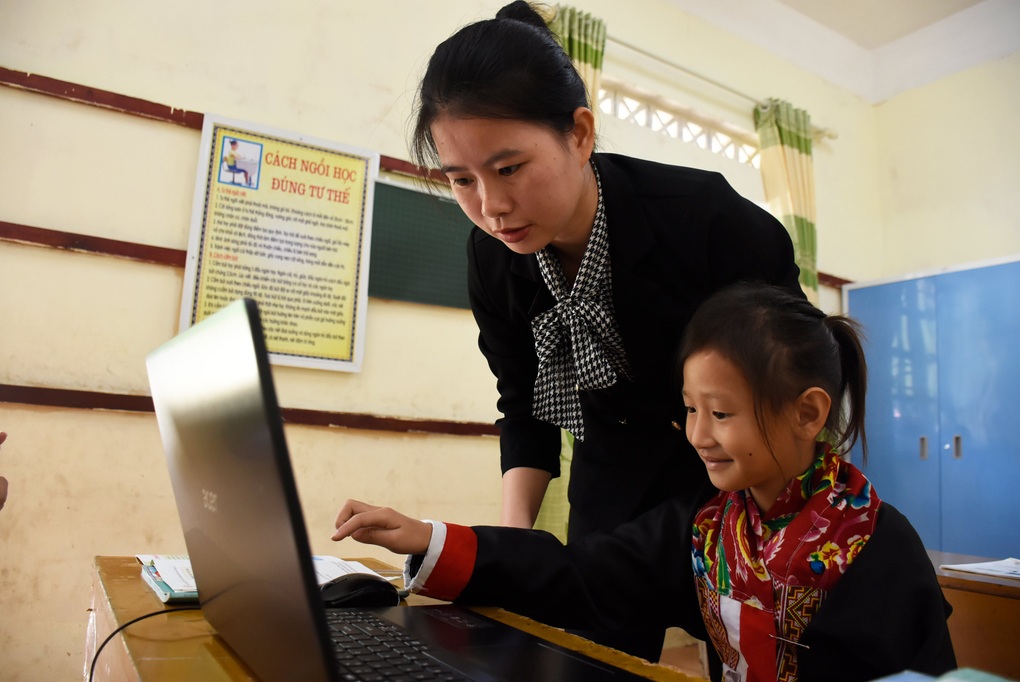 Nữ giáo viên xinh đẹp mang công nghệ thông tin tới điểm trường vùng cao - 1 Nữ giáo viên xinh đẹp mang công nghệ thông tin tới điểm trường vùng cao - 1