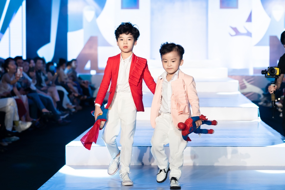 Ngắm Các Mẫu Nhí Lộng Lẫy, Sải Bước Tự Tin Trên Sàn Catwalk | Báo Dân Trí