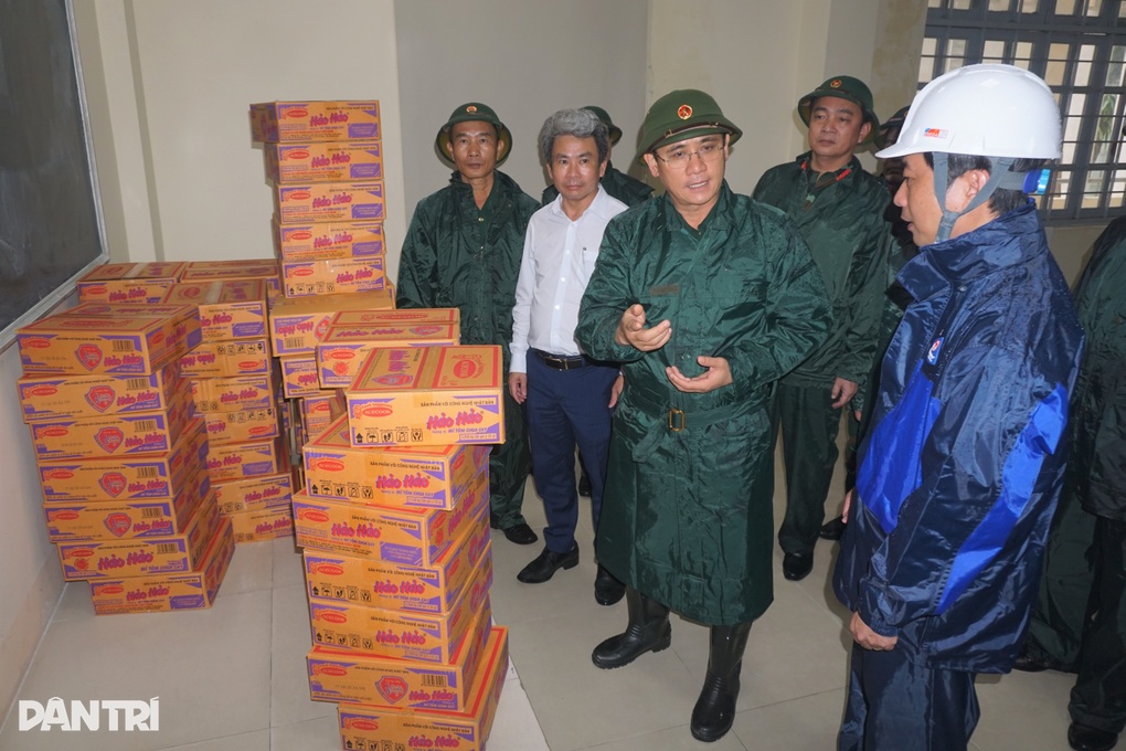 Sông Hàn “no nước”, sóng biển dội mạnh trước giờ bão Fengshen áp sát - 3 Sông Hàn “no nước”, sóng biển dội mạnh trước giờ bão Fengshen áp sát - 3
