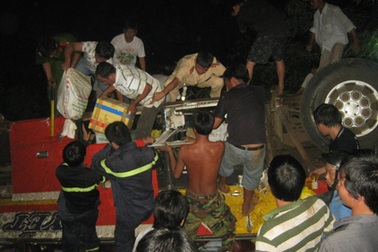 Xe khách rơi xuống sông, hơn 30 người tử vong