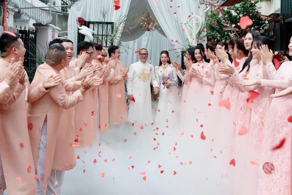 Hoa hậu Khánh Vân bật khóc bên chồng nhiếp ảnh gia trong lễ vu quy - 3 Hoa hậu Khánh Vân bật khóc bên chồng nhiếp ảnh gia trong lễ vu quy - 3