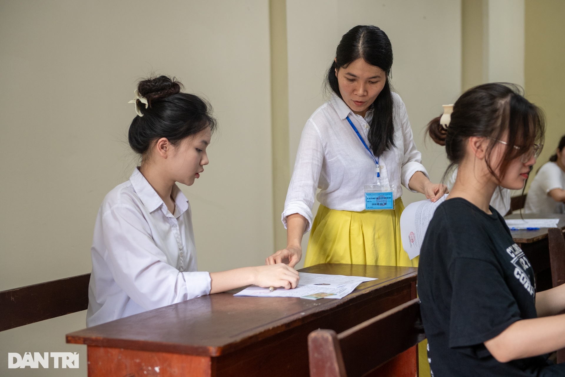 Sĩ tử Hà Nội hân hoan trong ngày làm thủ tục thi tốt nghiệp THPT - 8 Sĩ tử Hà Nội hân hoan trong ngày làm thủ tục thi tốt nghiệp THPT - 8