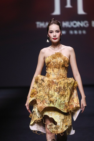 Hoàng Thùy dát hơn 100 lá vàng lên người, diễn vedette ở Thượng Hải - 3