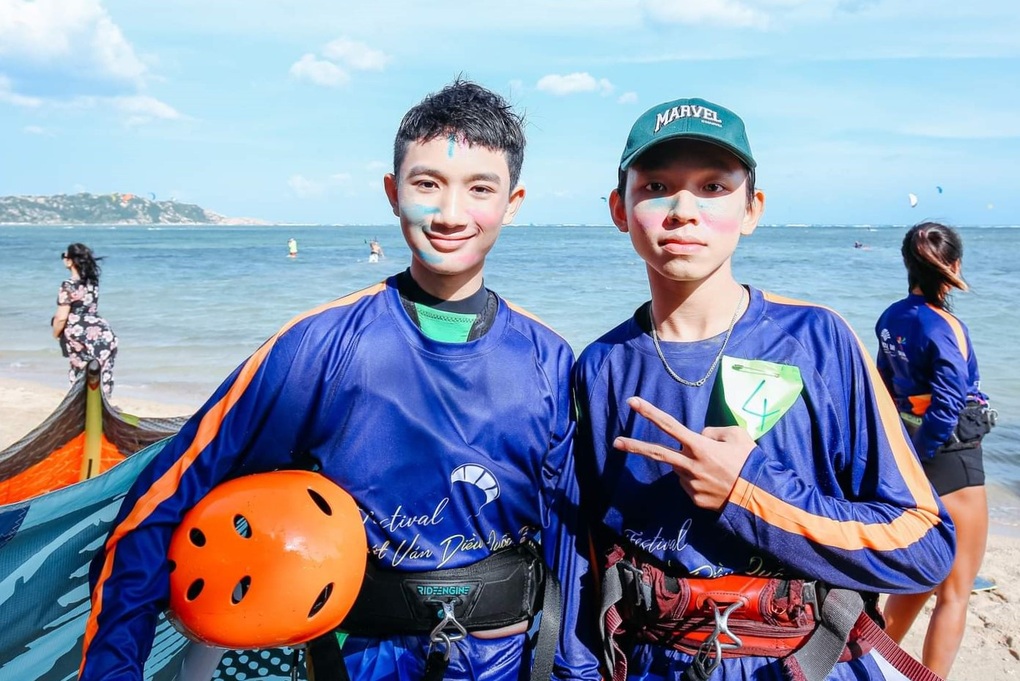 Hơn 100 vận động viên lướt ván diều bay lượn trên mặt biển Ninh Thuận - 8 Hơn 100 vận động viên lướt ván diều bay lượn trên mặt biển Ninh Thuận - 8