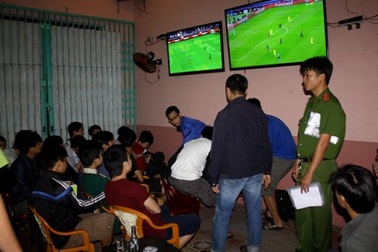 Bắt quả tang 15 đối tượng cá độ bóng đá trong quán cà phê