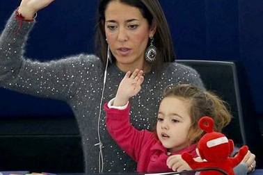 Bé gái thành "ngôi sao" trong nghị viện châu Âu 