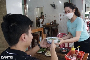 Ca mắc Covid-19 tăng kỷ lục, Quy Nhơn ngừng bán hàng ăn uống tại chỗ
