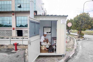 Người đàn ông sống một mình trong thùng container