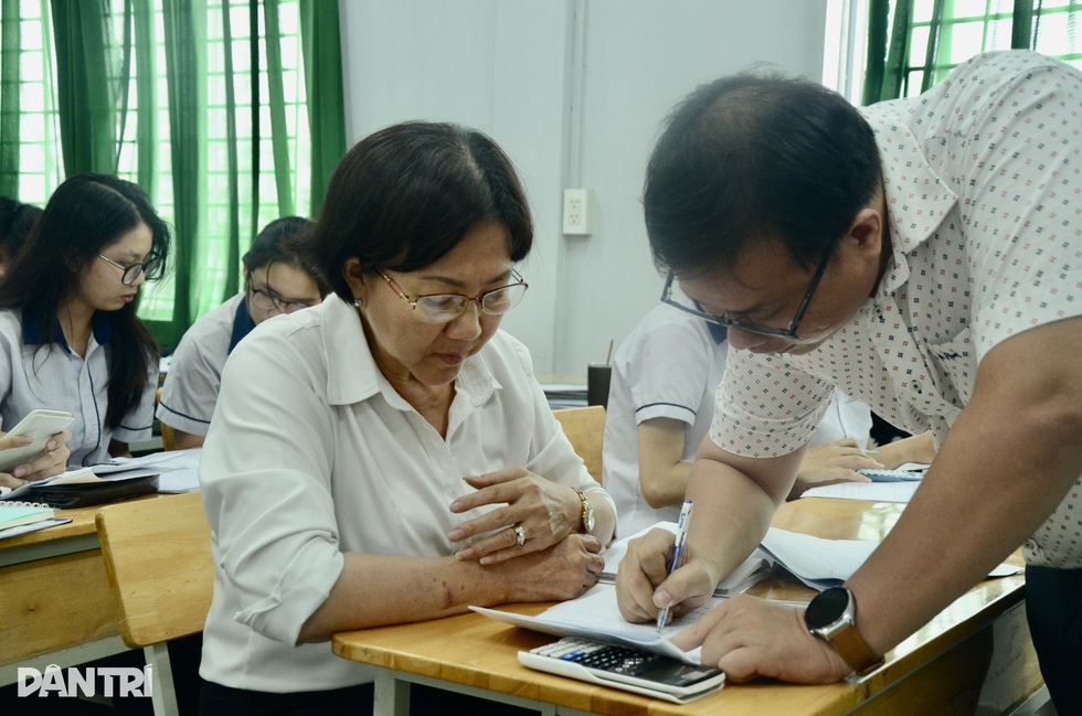 Bà nội U70 cùng cháu gái 18 tuổi đi thi tốt nghiệp THPT năm 2023 - 4 Bà nội U70 cùng cháu gái 18 tuổi đi thi tốt nghiệp THPT năm 2023 - 4