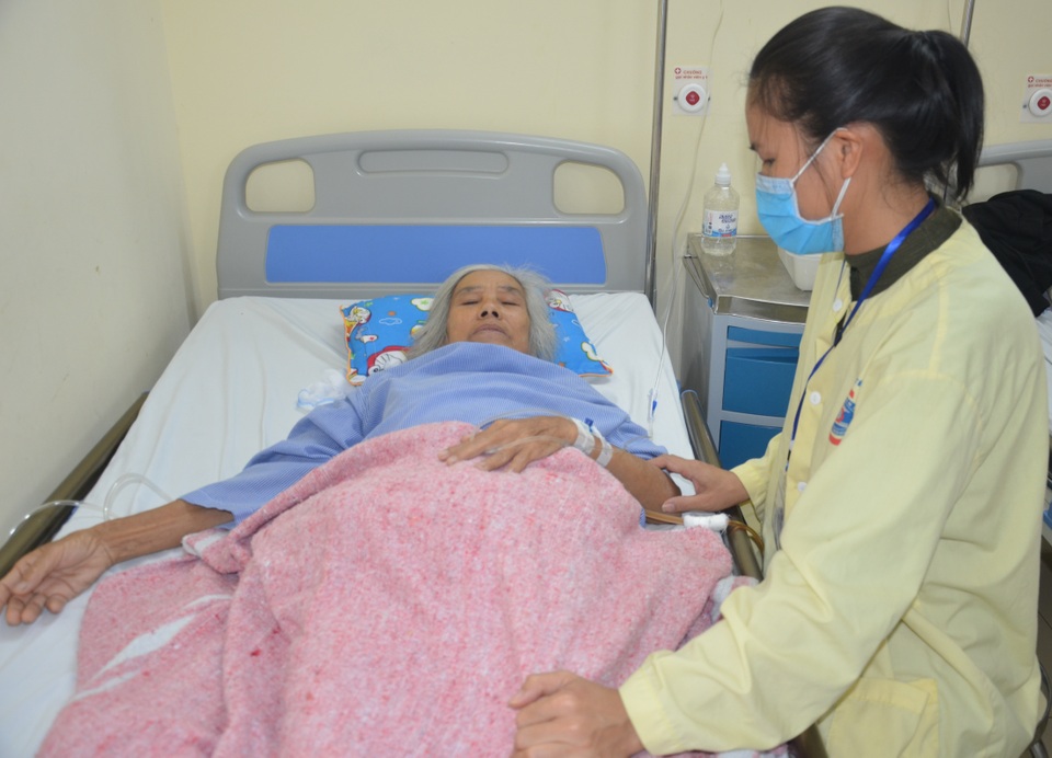 Trên giường bệnh, bà cầu xin sự sống cho cháu trai qua nhiều lần phẫu thuật - 4 Trên giường bệnh, bà cầu xin sự sống cho cháu trai qua nhiều lần phẫu thuật - 4